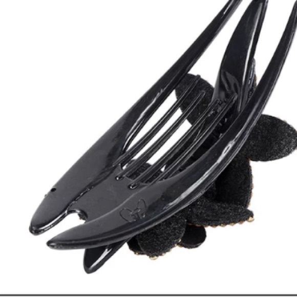 This absolutely beautiful crystal and rhinestone clip was made entirely by hand - Picture 2 of 4